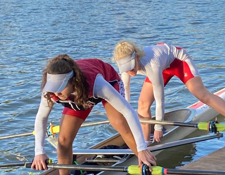 Laetitia Hajek und Finnja Hoffmann legen vom Steg ab