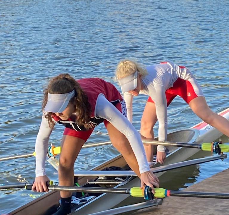 Laetitia Hajek und Finnja Hoffmann legen vom Steg ab