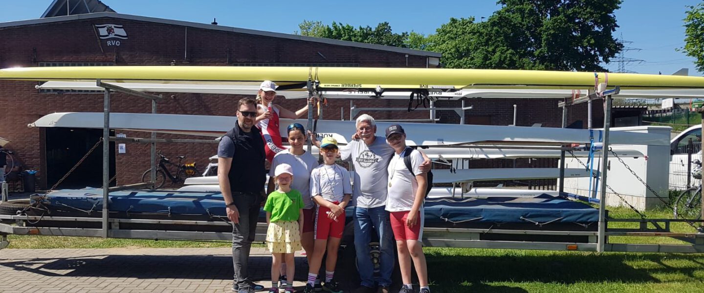 Juniorentrainer Stephan und Hartmut zusammen mit den Kindern der Kinderabteilung auf der Regatta in Oberhausen