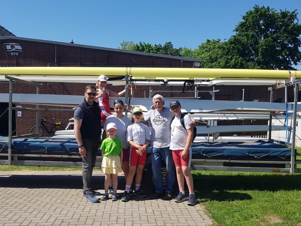 Juniorentrainer Stephan und Hartmut zusammen mit den Kindern der Kinderabteilung auf der Regatta in Oberhausen