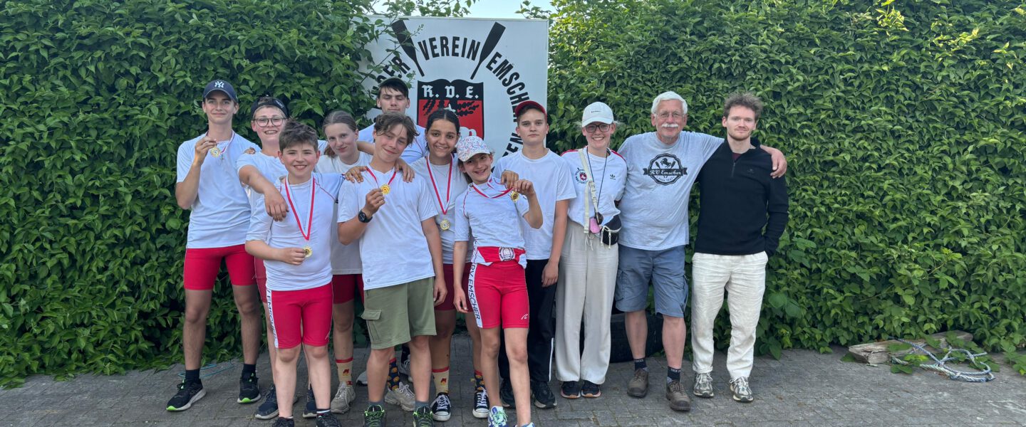Die Kinder und Juniorinnen nach der Regatta mit ihren Trainern