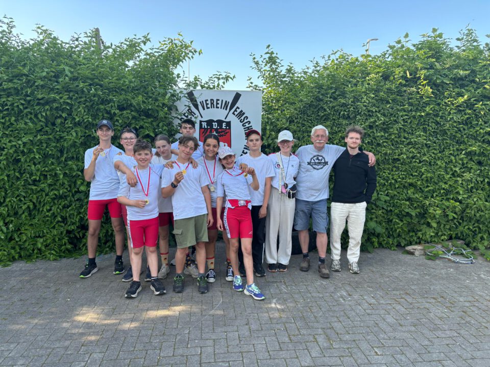 Die Kinder und Juniorinnen nach der Regatta mit ihren Trainern