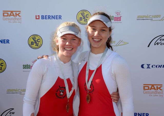 Am vergangen Wochenende waren Juniorinnen & Senioren auf der deutschen Sprintmeisterschaft in Bremen am StartLaetitia & Finnja konnten dabei im Zweier die Bronzemedaille für sich gewinnen🥉🤩Unsere Senioren Henri & Simon mussten sich leider im Halbfinale aufgrund eines Krebses geschlagen geben.
Henri konnte ebenfalls nach einem spannenden Entscheidungsrennen im Hoffnungslauf bis ins Halbfinale vorrücken.Wir gratulieren allen zu sehr guten ruderischen Leistungen!😊
Ab jetzt geht es vorerst in die Regatta-Winterpause und es wird fleißig trainiert🥶