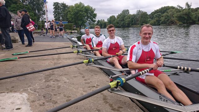 Ruhrsprint Bochum-Witten
Am vergangenen Wochenende ging es für die Athleten des Rudervereins Emscher zum heiß geliebten Ruhrsprint, ausgerichtet vom Bochumer Ruderverein und Wittener Ruderclub.
Die Vorfreude der Sportler wurde gut belohnt, resultierend in elf gewonnen Rennen bei zwanzig Starts.
Als Highlights des Wochenendes bleiben zweifellos einige Ereignisse in Erinnerung: Master-Ruderer Martin Beuth, der dieses Jahr seine erste Saison bestritt und schon jetzt beim Ruhrsprint beide seiner Einer-Rennen gewinnen konnte. Der Senioren-Doppelvierer von Henri Deutscher, Valentin Loesch, Maximilian Rosetto (RV Gelsenkirchen) und Simon Höck, welcher auf Grund eines Krankheitsfalls spontan zusammengesetzt wurde und sein Rennen
trotzdem souverän mit drei Sekunden Abstand vorm restlichen Feld gewinnen konnte. B-
Juniorin Laetitia Hajek konnte sich mit einem Sieg im Einer nicht nur in ihrer Altersklasse durchsetzten, sondern zeigte mit Siegen im Mixed-Doppelzweier der  Junioren und Senioren aber auch, dass sie durchaus schon in den höheren Altersklassen mitmischen kann.
Einen bitteren Beigeschmack hinterließ aber das Einer-Rennen Henri Deutschers, der das Rennen zwar souverän gewinnen konnte, jedoch durch eine umstrittene
Entscheidung seitens des Wettkampfrichter-Teams vom Sieg ausgeschlossen wurde.
@rchd1898 @rudern.de #rudern #schnell #sieg #rowing #rowinggermany #leistungssport #kraft #training