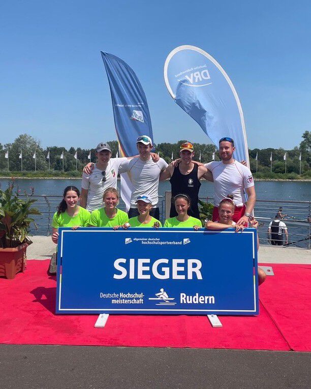 Erfolge für den RV Emscher bei den Triple-Meisterschaften des Deutschen Ruderverbandes! Wolfgang Popp und Thomas Herchenbach sichern sich den deutschen Meistertitel im Doppelvierer der über 65-Jährigen. Simon Höck gewinnt im Mixed-Achter für die Ruhr-Universität-Bochum. Ronja Wiebe erreicht den fünften Platz im Frauen-Achter und Zweier ohne Steuermann. Gratulation an alle Sportler! Nach der Sommerpause geht es im August weiter. 💪🚣‍♀️