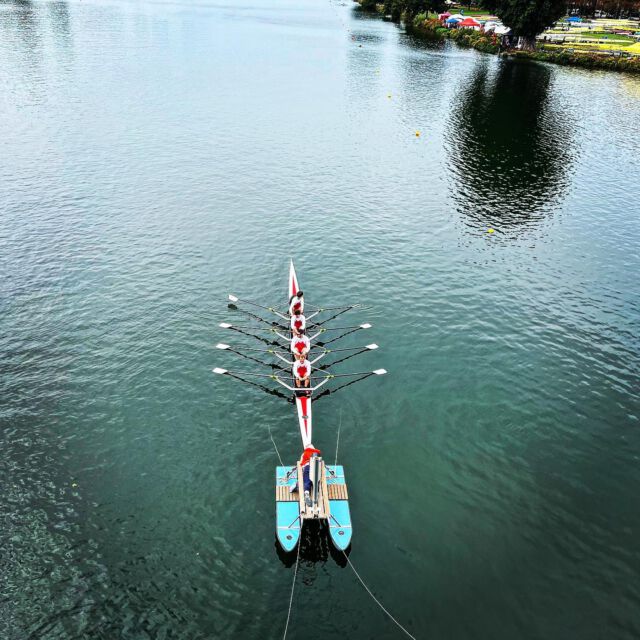 Vom 6. bis zum 8. Oktober fanden die Deutschen Sprintmeisterschaften im Rudern in Heidelberg statt. Der Ruderverein Emscher ging hier im Männerdoppelvierer, Männerdoppelzweier und Juniorinnendoppelzweier an den Start.
Der Männerdoppelvierer bestehend aus Friedrich Romberg, Valentin Lösch, Simon Höck und Henri Deutscher musste nach dem Vorlauf zunächst in den Hoffnungslauf. Die junge Mannschaft konnte sich in einem starken Rennen im Hoffnungslauf in einem Kopf an Kopf Rennen mit dem RC Hamm für das Halbfinale qualifizieren. Nach dem Halbfinale ging es für den Vierer des RVE ins B-Finale. Am Ende wurde der Vierer neunter. Ebenfalls neunter wurde der Doppelzweier aus Valentin Lösch und Henri Deutscher. Auch wenn die Konkurrenz dieses Jahr besonders stark war lagen die Erwartungen höher.
Die Juniorinnen Laetitia Hajek und Sophie Groß erreichten gegen die starke Konkurrenz das B-Finale und konnten dieses gewinnen. Damit erreichten sie den sechsten Platz in der Gesamtwertung.
Nun geht es für die Sportler des RVE ins schweißtreibende Wintertraining. #rowing #sprint #rudern #heidelberg
