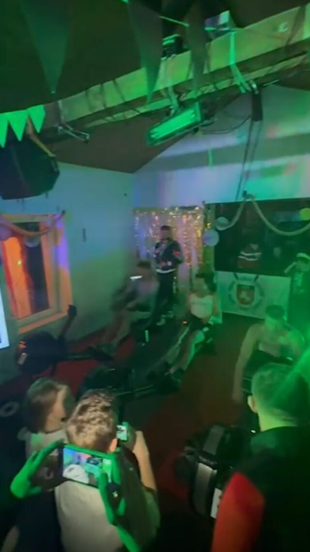 Sportliche Höchstleistungen am Rhein-Herne-Kanal beim Ergo-Karneval des RVE! 🚣‍♂️💃Spannende Rennen, mitreißende Staffeln und eine Nacht voller Karnevalsmusik – so wurde der vergangene Samstag zur ultimativen Kombination aus Sprinten und Feiern! 🎉🎶🍻Gefahren wurden jeweils 350 Meter in packenden Einzelrennen verschiedener Kategorien und 4x300m im Staffelmodus der Männer und Frauen. Hier konnten die Heimmannschaften des RVE den Sieg in beiden Kategorien an den Rhein-Herne-Kanal holen. 🏆Abschließend wurde noch bis tief in die Nacht bei dem einen oder anderen Kaltgetränk gefeiert und getanzt. 🕺🏼💃🏼🪩Wir bedanken uns herzlich bei allen die mitgerudert und gefeiert haben und freuen uns auf nächstes Jahr!🎉🍾🎉