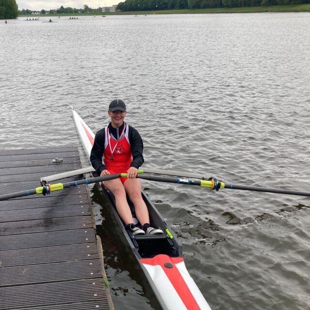 Unsere Juniorin Jule Lettau glänzte mit ihrer Leistung in Bremen 🥇 Sowohl am Samstag als auch am Sonntag gewann sie mit einer starken Performance ihre Rennen im Einer. Zudem sicherte sie sich jeweils den zweiten Platz in der Doppel-Zweier Wertung der Juniorinnen B, an der Seite ihrer Partnerin aus Gelsenkirchen. Hier geht’s zum Regattabericht:https://www.rvemscher.de/klasse-ergebnisse-fuer-den-rve-auf-der-117-grosse-bremer-ruderregatta/