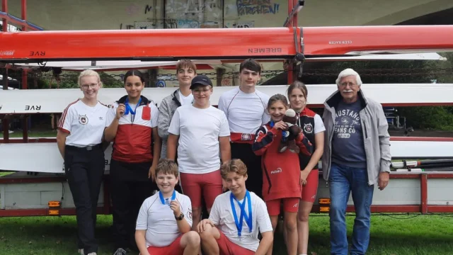 Letztes Wochenende war ein Teil unserer Kinderabteilung in Mühlheim zur Regatta. Die Kids haben fleißig Medaillen und Erfahrungen sammeln können und wir konnten mit einem guten Endergebnis wieder nach Hause fahren. Vincent kann seine Siegesserie  im Jungen Einer der 12 Jährigen fortführen, sowie zusammen mit Niclas den Zweier der 11/12 Jährigen gewinnen. Linda, unsere Jüngste, fährt bei den 11 Jährigen mit und kann sich dabei gegen eine ihrer Gegnerinnen durchsetzen und darf am Siegersteg anlegen. Zuletzt holt sich auch Amina eine Medaille im Einer der 14 Jährigen ab. 🥇Nächste Woche geht es für uns zum Talentecup in Krefeld, wo ein letztes Mal diese Saison um die Medaillen gekämpft wird 💪🏻💪🏻💪🏻